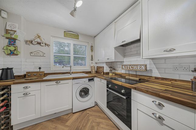 7, Latham Close, Dartford photo 3