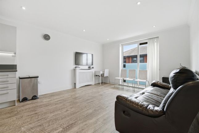 Flat 5, Judds House, Whitby Road, Slough photo 3