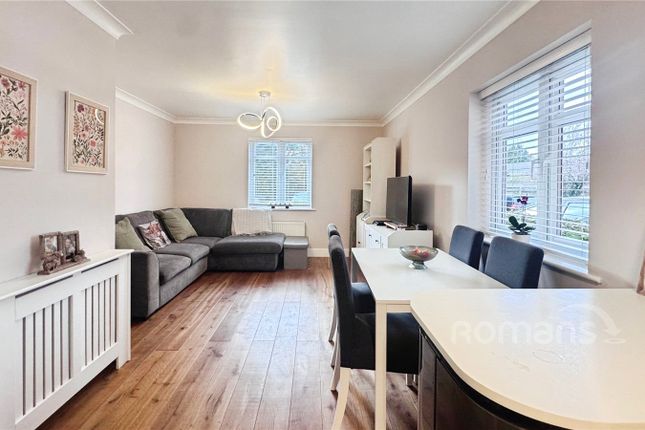 24, Overton Court, Farnham photo 2
