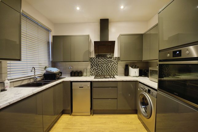 42, Elm Road, Romford photo 3