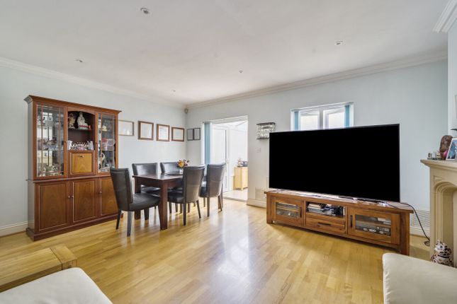 3 Rybrook Drive,, Walton-On-Thames, Surrey photo 2