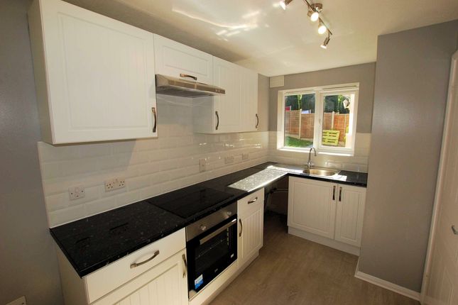 20 Lyon Close, Crawley photo 4