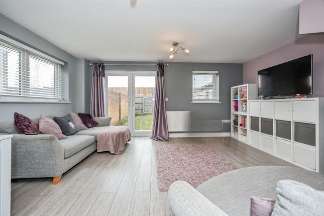 27, Sartoria Close, Grays photo 2