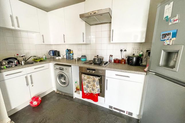 44, Bergenia House, Feltham photo 4