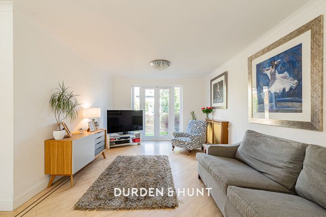 Woodside North End, Buckhurst Hill photo 3