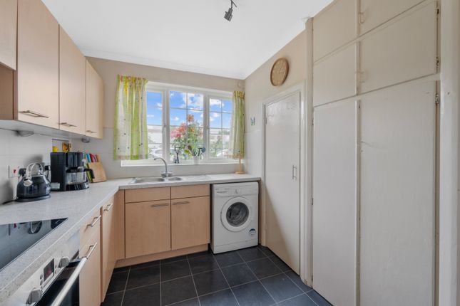 7 Drayton Court,, Toby Way, Surbiton photo 5