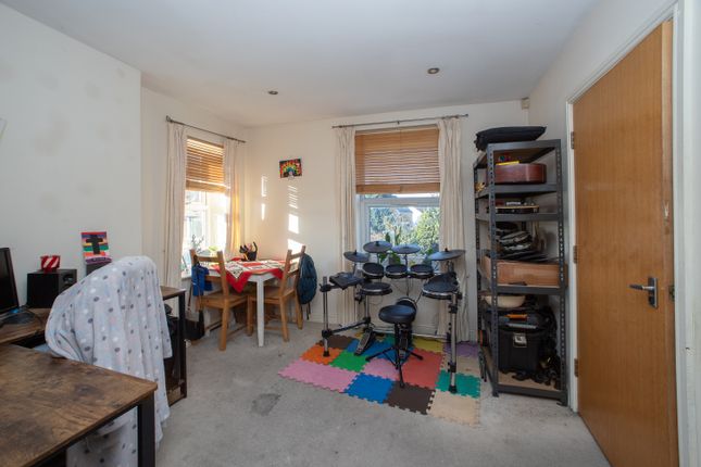 Flat 4, Batley Road, Heckmondwike photo 2