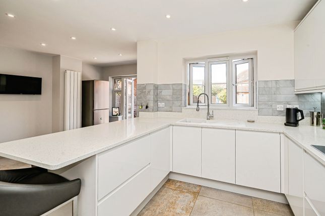 38, Petronel Road, Aylesbury photo 3