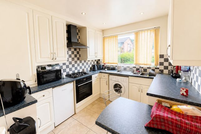 10, Leaventhorpe Way, Bradford photo 3