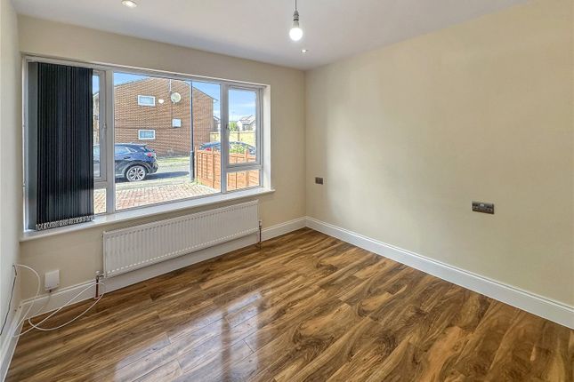 25, Rayners Close, Slough photo 2