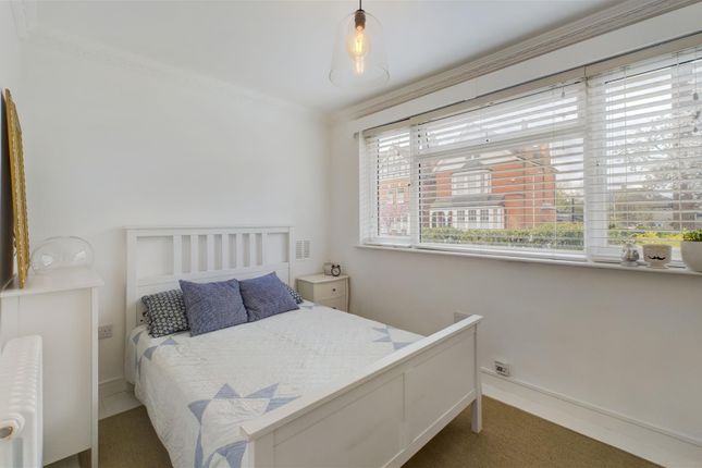 Room to rent in Tavistock Road, London