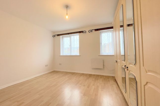 Flat to rent in Express Drive, Ilford