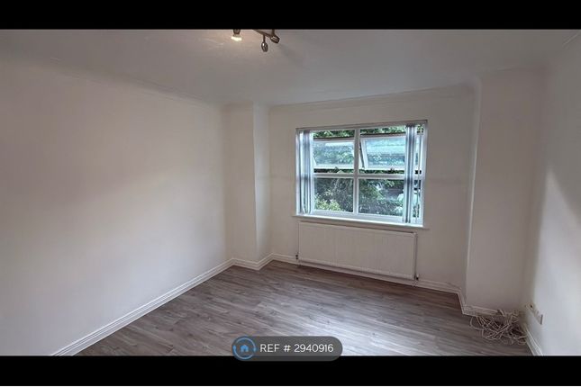 Flat  Pear Tree Court, The Maultway North, Camberley photo 3