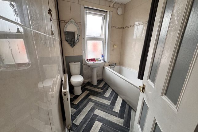 18, Compton Crescent, Leeds photo 4