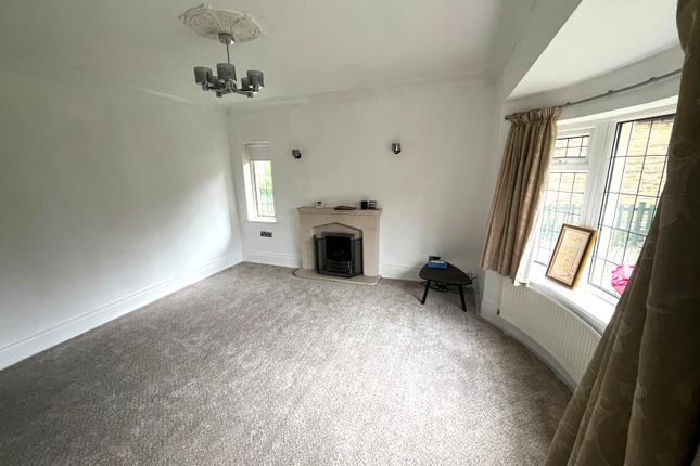 10, Highfield Crescent, Bradford photo 3