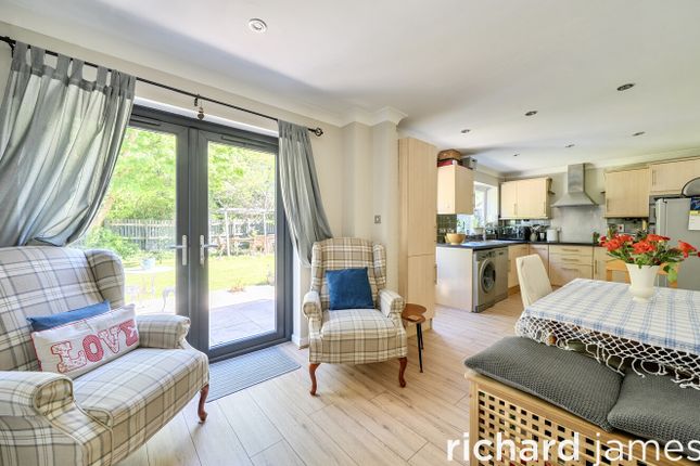 3, Hungerford Close, Swindon photo 3