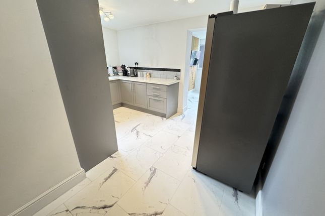 1 Whitewood Glade, Willenhall photo 3