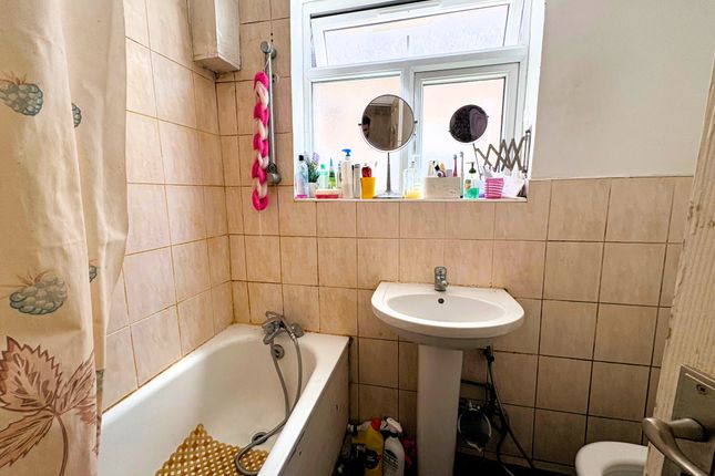 130, Scotts Road, Southall photo 3
