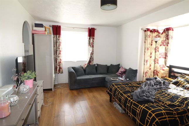 252, Frobisher Road, Erith photo 2