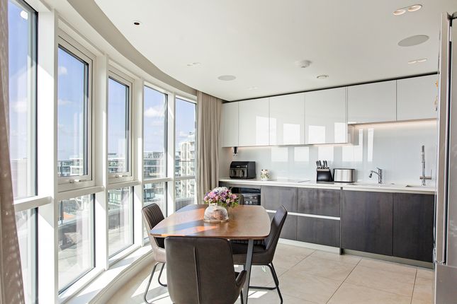 Flat for sale in New Broadway, London