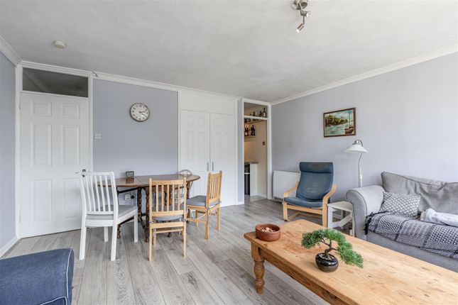 14, New Court, Addlestone photo 4