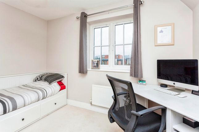 Flat for sale in Brookfield Drive, Horley