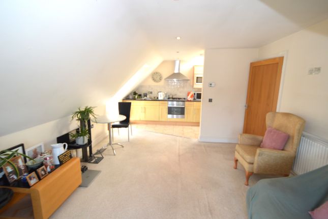 Flat 8 Rowan Court 11 London Road, Bagshot photo 4