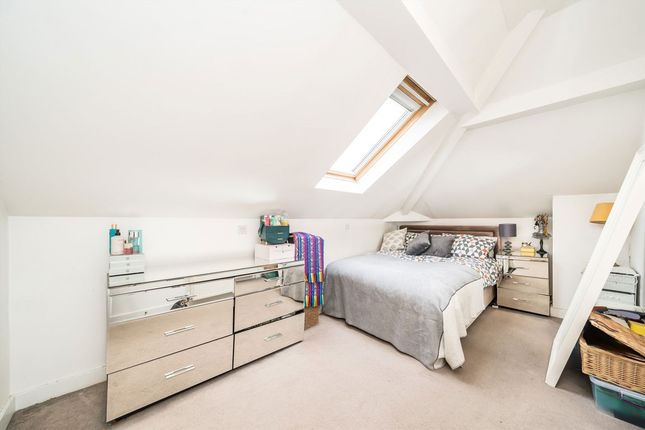 27D, Tierney Road, London photo 4