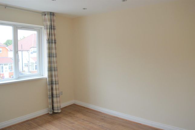 Flat 1, 21, Walnut Tree Road, Hounslow photo 2
