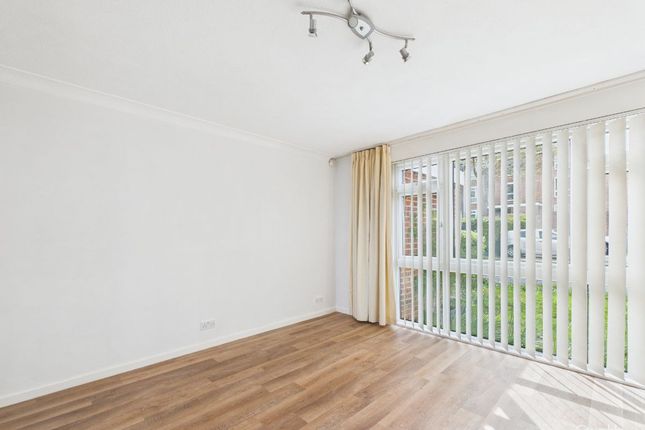 5 Holmbury Grove, Croydon photo 3