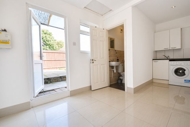 16, Kendal Close, Feltham photo 3