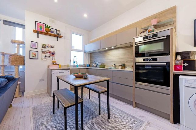 Flat B, 11, Park Avenue, Alexandra Park, London photo 2