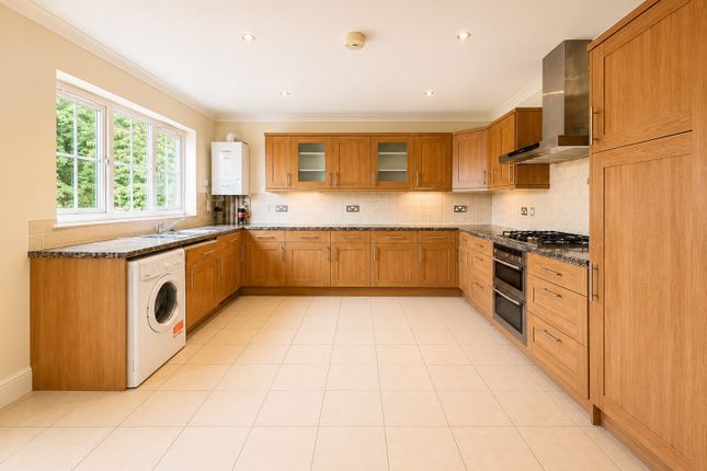 Flat 9 Holly Court, Bower Way, Slough photo 3