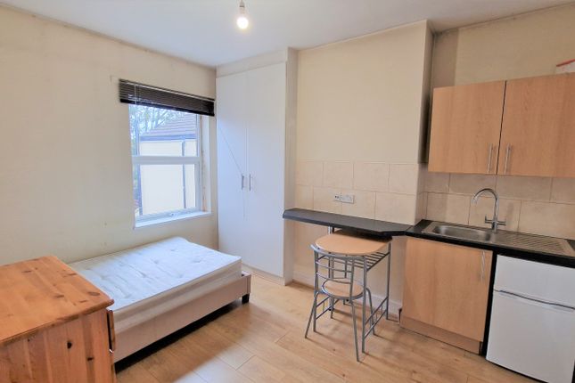 Shared accommodation to rent in Lyndhurst Road, Luton