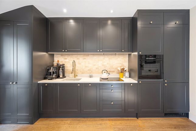 Flat A, 100, Barons Court Road, London photo 4