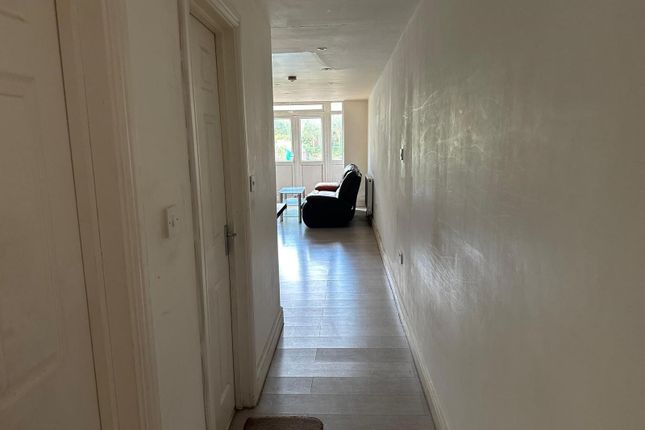 29 Bulstrode Avenue, London photo 5