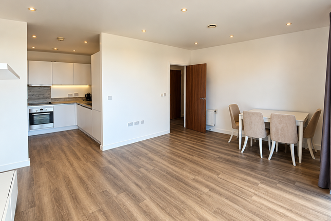 Moorhen Drive, London photo 4