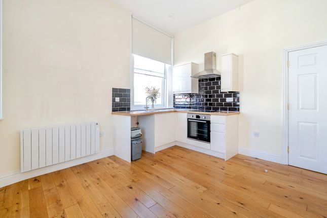 Flat 2, Kensington House, 20, High Street, Gloucestershire photo 3