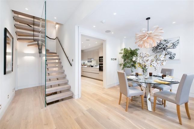 Mews house to rent in Pavilion Road, London