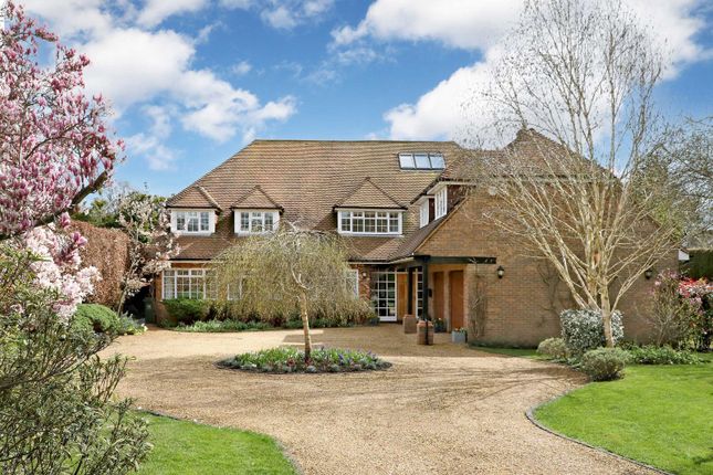 Country house for sale in Manor Close, Penn