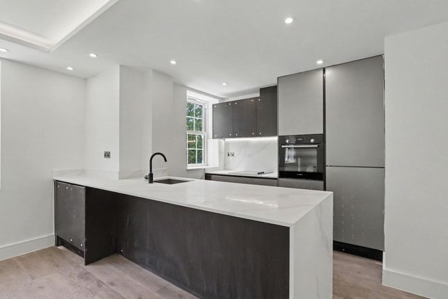 Apt 2 32 Green Lane, Cobham, Cobham photo 4