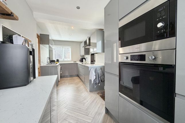 22, Hallfield Avenue, Leeds photo 3