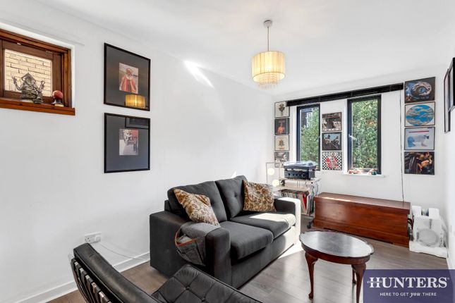 Flat 16, 16, Mortimer Crescent, London photo 4
