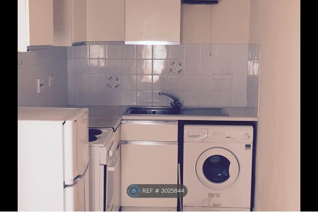 Flat, Trevose House Franklin Avenue, Slough photo 5