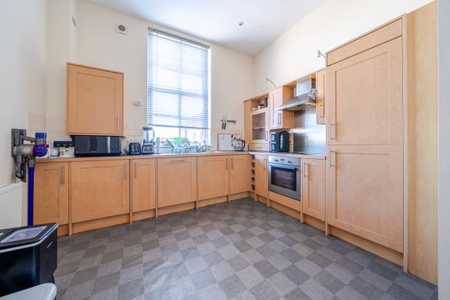 41, Stoneleigh Court, Leeds photo 3