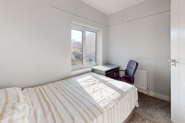 Trelawn Crescent, Leeds photo 5