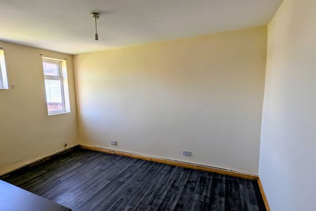 9, Lyndhurst Road, Edmonton photo 3