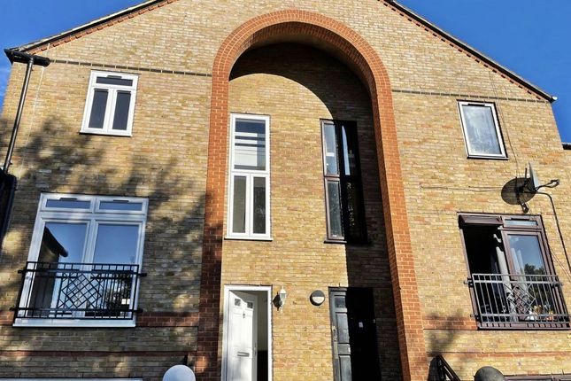 Terraced house to rent in Garnet Walk, London