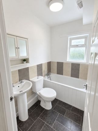 4 Chamberlain Road, Hull photo 3