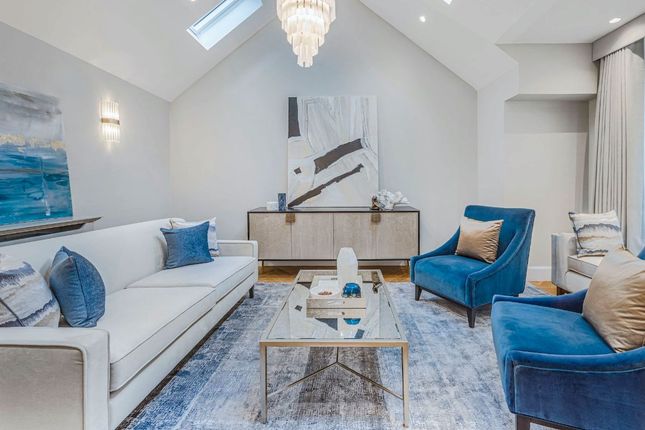 Mews house to rent in Wigmore Place, London